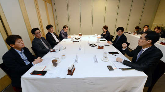 8일 한국정보화진흥원과 디지털타임스가 주최한 '신 전자정부 패러다임 디지털정부 확산을 위한 전문가 좌담회'에서 패널들은 디지털정부의 개념을 디지털 기술과 데이터 활용을 근간으로 국민의 참여가 확장되는 정부, 정부뿐만 아니라 사회전반의 지속가능성을 지원하는 정부라는데 의견을 모았다. 특히 디지털정부의 추진전략으로 기존 전자정부와 달리, 디지털기술과 데이터라는 핵심자원을 기반으로 △수요기반 가치창출(Desirable value creation), △파괴적 혁신전략(Disruptive innovation), △사용자 설계형 서비스(Direct engagement service)로 변화하는 '3D(D.D.D) 전략'을 소개했다.   사진=김민수기자 ultrartist@